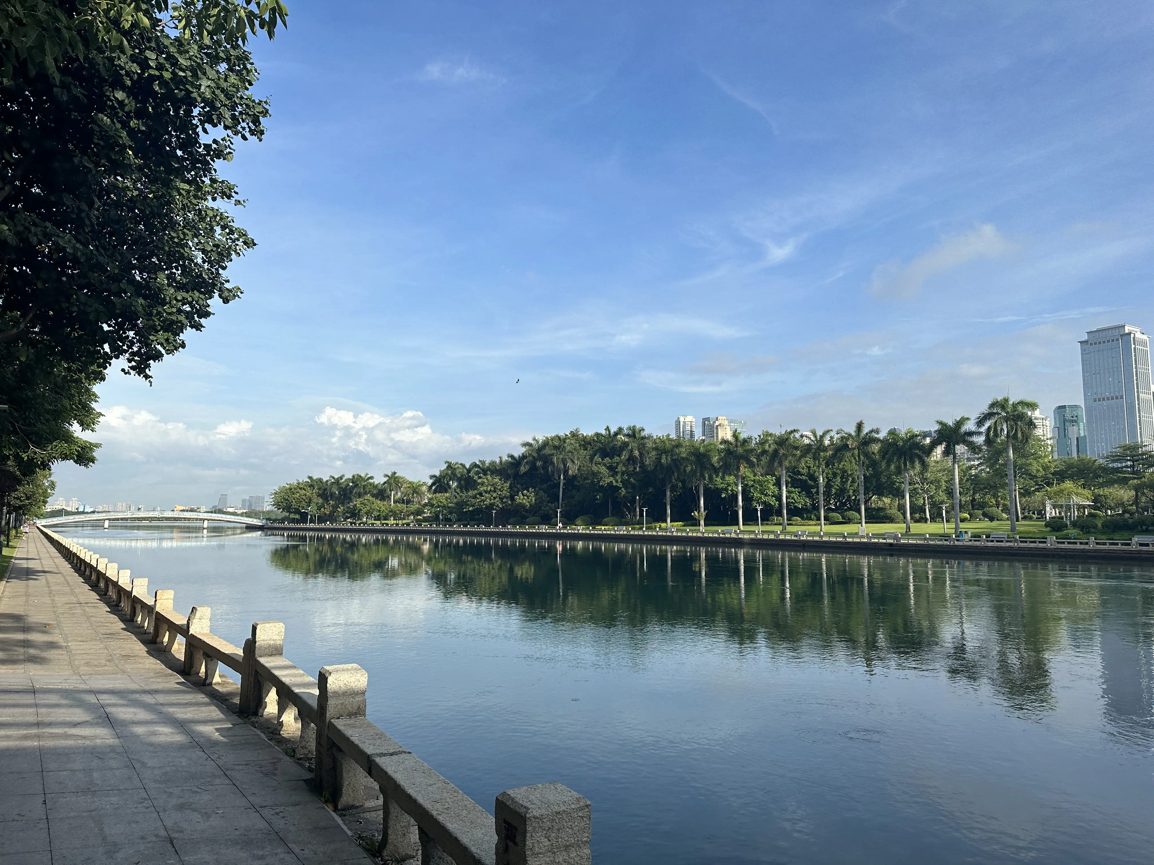 湖边